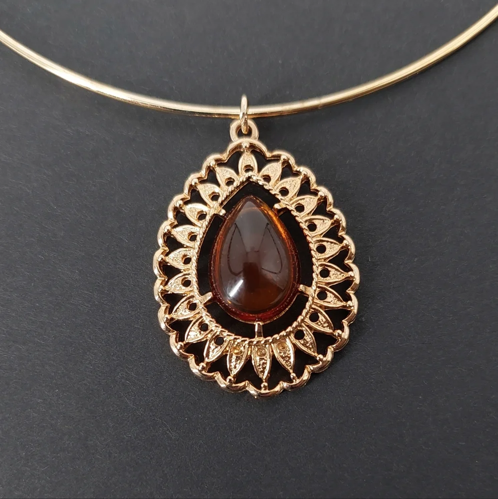 Vintage Sarah Coventry Gold Tone Teardrop Choker Necklace